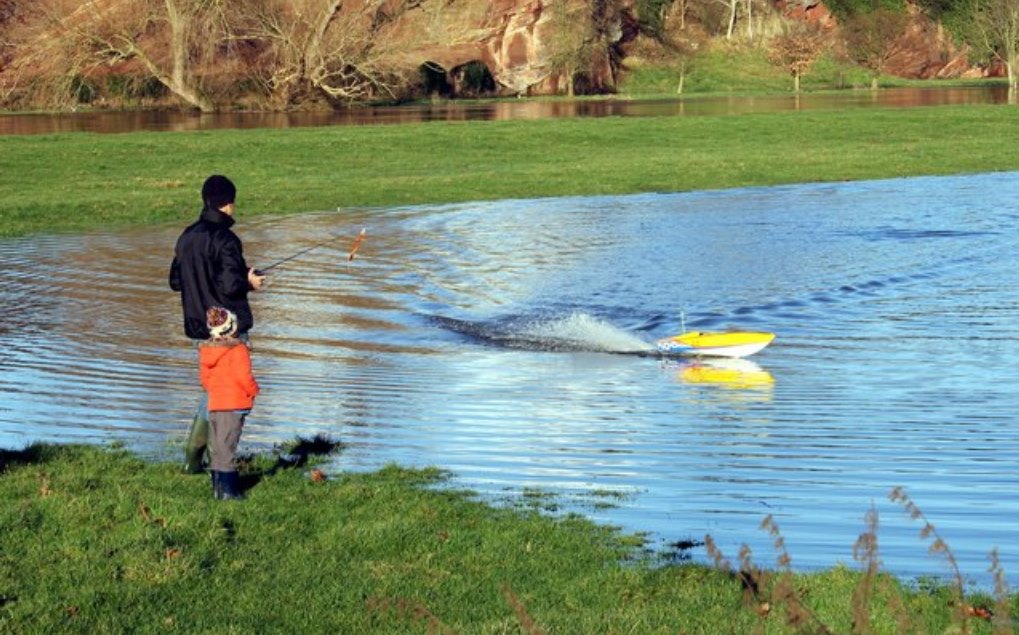 man and Nitro RC Boats